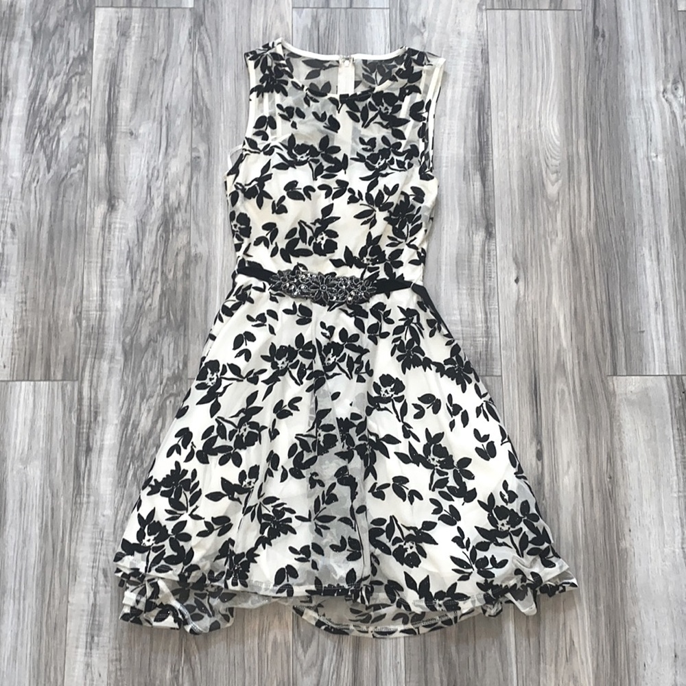Beautiful Black and White Flower High-to-Low Dress. Jodi Kristopher Size 3.